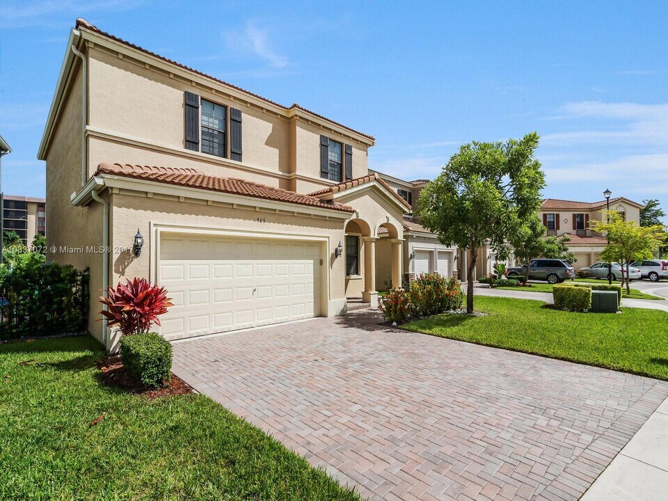 965 NE 193rd Ter in Miami, FL - Building Photo