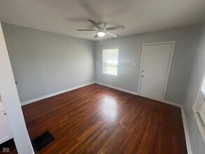 627 N Tibbs Ave in Indianapolis, IN - Foto de edificio - Building Photo