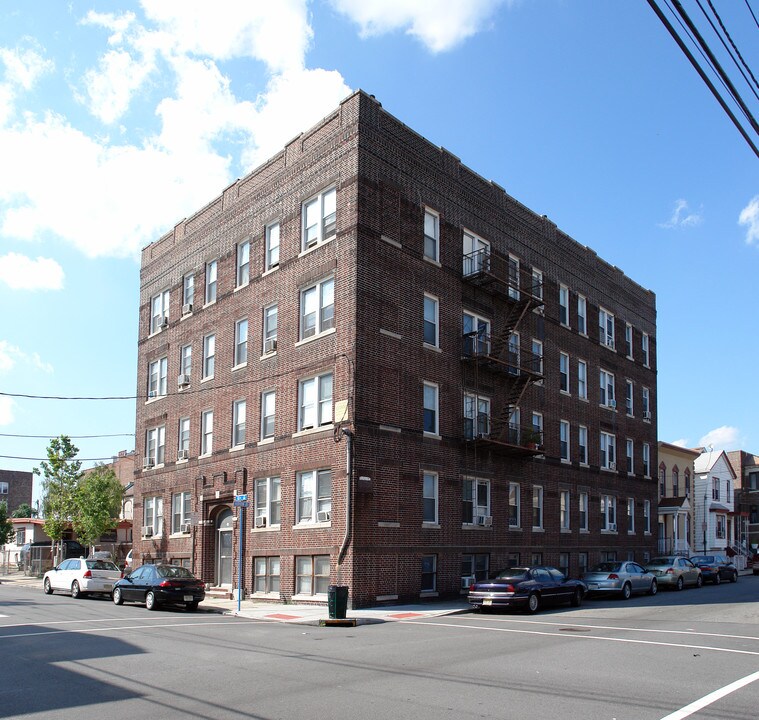 300 61st St in West New York, NJ - Building Photo