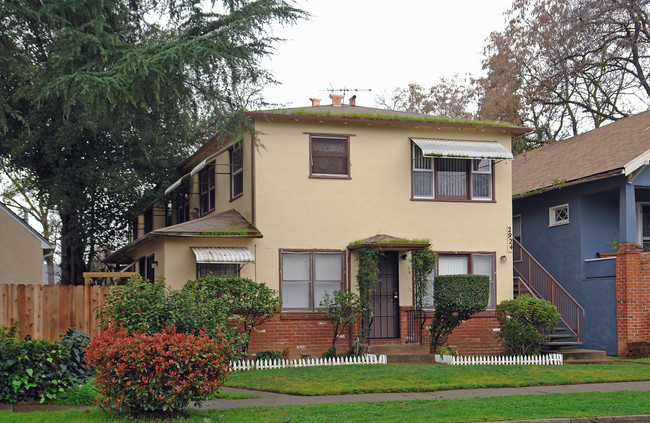 2924 Franklin Blvd in Sacramento, CA - Foto de edificio - Building Photo