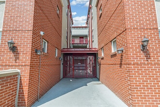 1767 N Pearl St, Unit 308 in Denver, CO - Building Photo - Building Photo