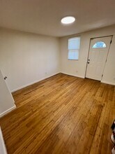 35 Vroom St, Unit Garden Apt in Jersey City, NJ - Building Photo - Building Photo