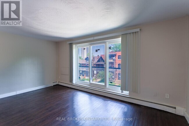 326-326 Hunter St E in Hamilton, ON - Building Photo - Building Photo