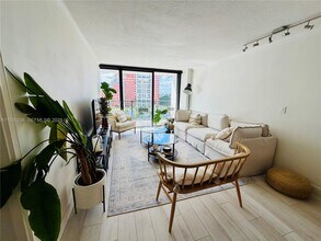 1450 Brickell Bay Dr in Miami, FL - Building Photo - Building Photo