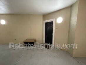 8290 Gate Pkwy W in Jacksonville, FL - Building Photo - Building Photo