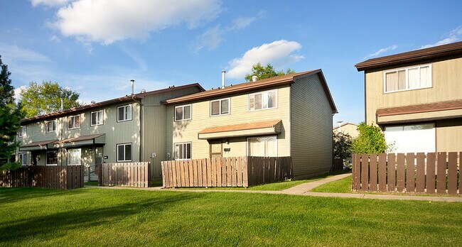 Cricket Court in Edmonton, AB - Building Photo - Building Photo