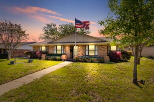 2420 Pinehurst Ln in Mesquite, TX - Building Photo
