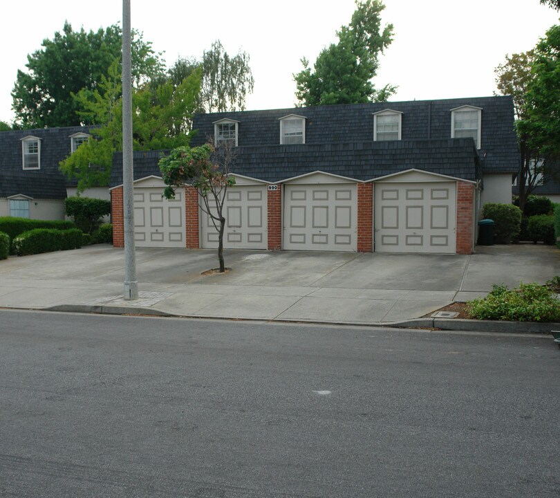 990 Mangrove Ave in Sunnyvale, CA - Building Photo