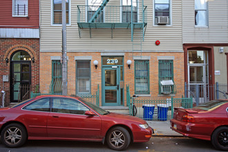 239 Jefferson St in Brooklyn, NY - Foto de edificio - Building Photo