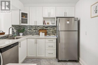 326 Major Mackenzie Dr E in Richmond Hill, ON - Building Photo - Building Photo