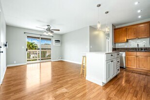 480 Kenolio Rd in Kihei, HI - Building Photo