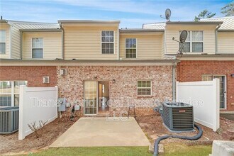 1102 Pleasant Oaks Ct in Lawrenceville, GA - Foto de edificio - Building Photo