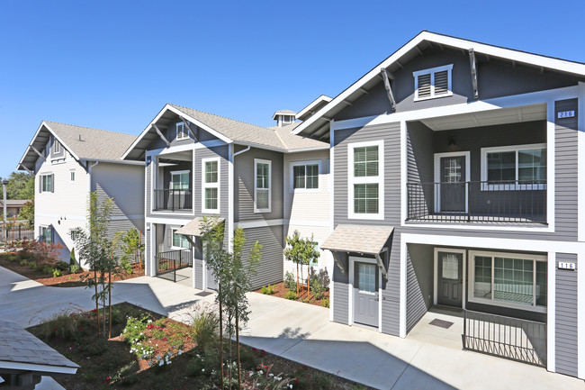 Harbor Pointe Apartments in Clovis, CA - Building Photo - Building Photo