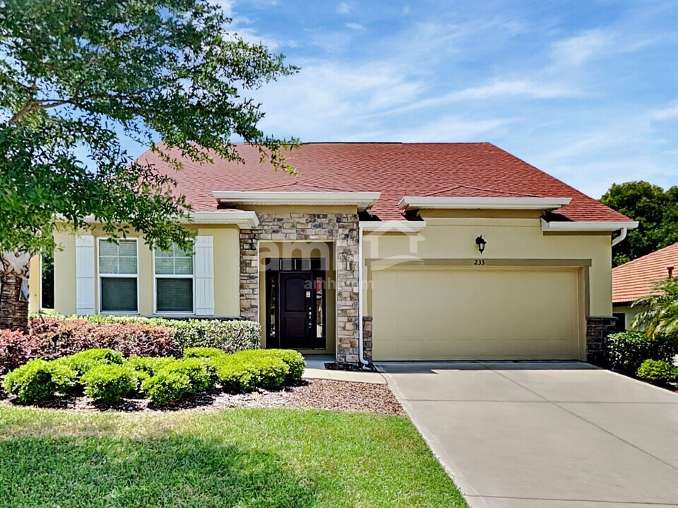 233 Crestrun Loop in Leesburg, FL - Foto de edificio