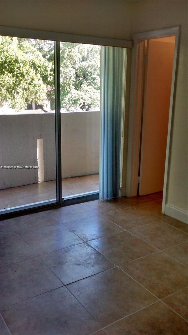 1650 S Le Jeune Rd, Unit 204 in Coral Gables, FL - Building Photo - Building Photo