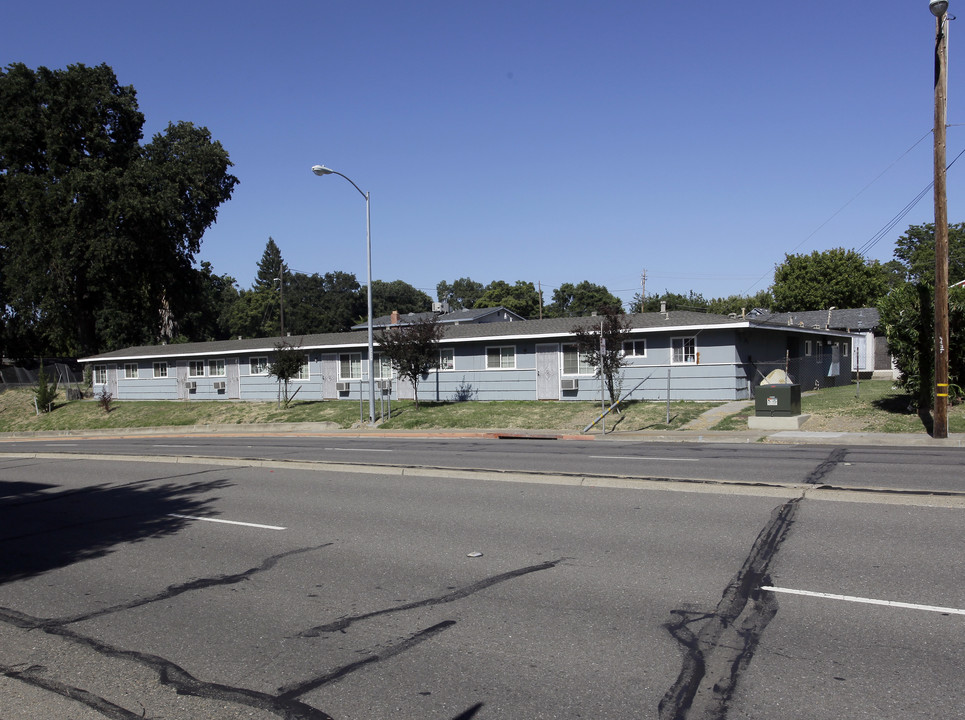 Leisure Oaks in West Sacramento, CA - Building Photo