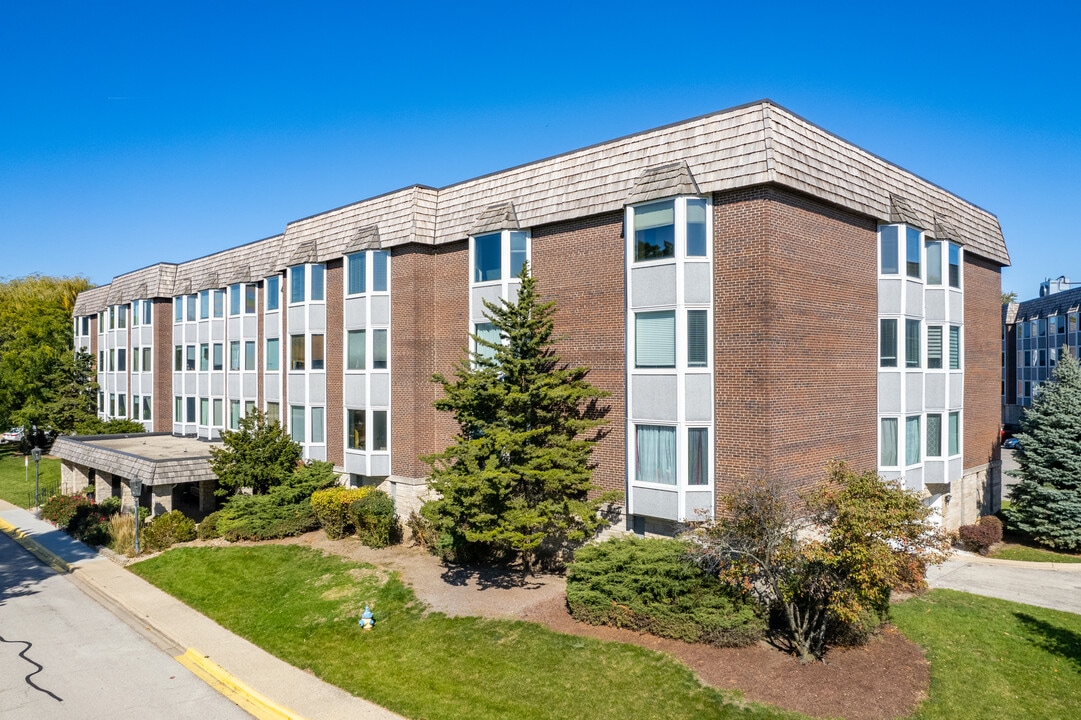 Bristol Courts Condo in Park Ridge, IL - Foto de edificio