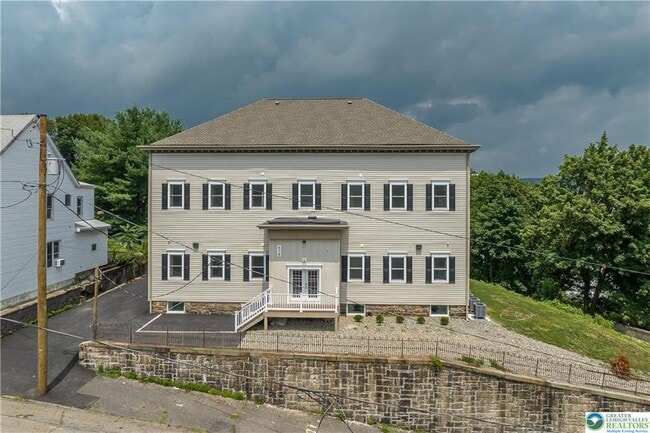 property at 418 W Race St