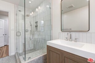 405-404 Shirley Pl in Beverly Hills, CA - Building Photo