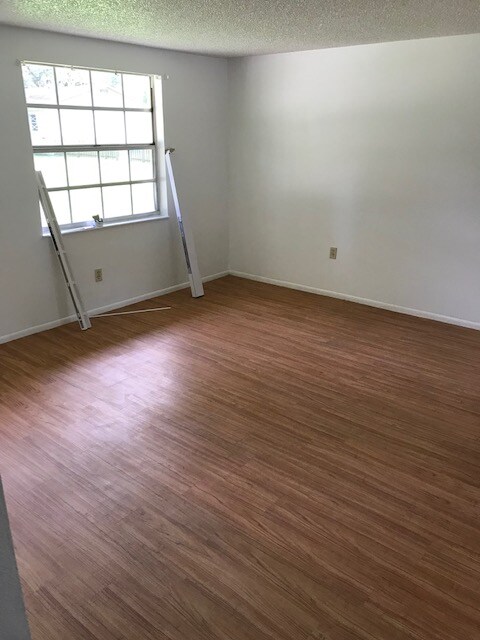 4850 5th St in Zephyrhills, FL - Foto de edificio - Building Photo