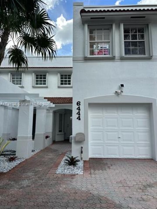 6444 NW 109th Ave in Doral, FL - Building Photo