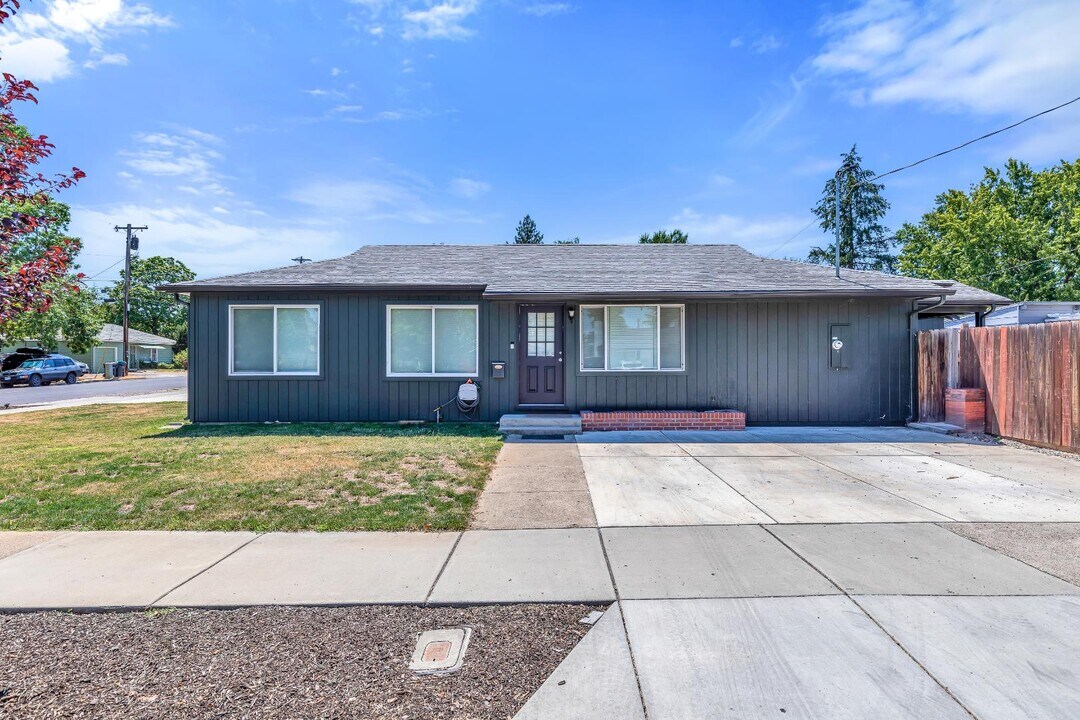 903 Winchester Ave in Medford, OR - Building Photo