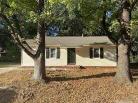 108 Parkway Dr in Warner Robins, GA - Building Photo