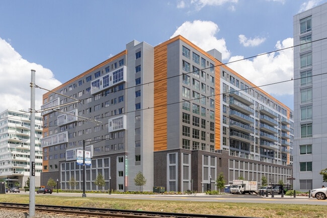 RiverHouse 9 at Port Imperial in Weehawken, NJ - Foto de edificio - Building Photo