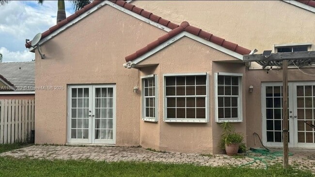 577 Bridgeton Rd in Weston, FL - Building Photo - Building Photo