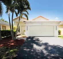 4449 Blossom Ln in Weston, FL - Building Photo