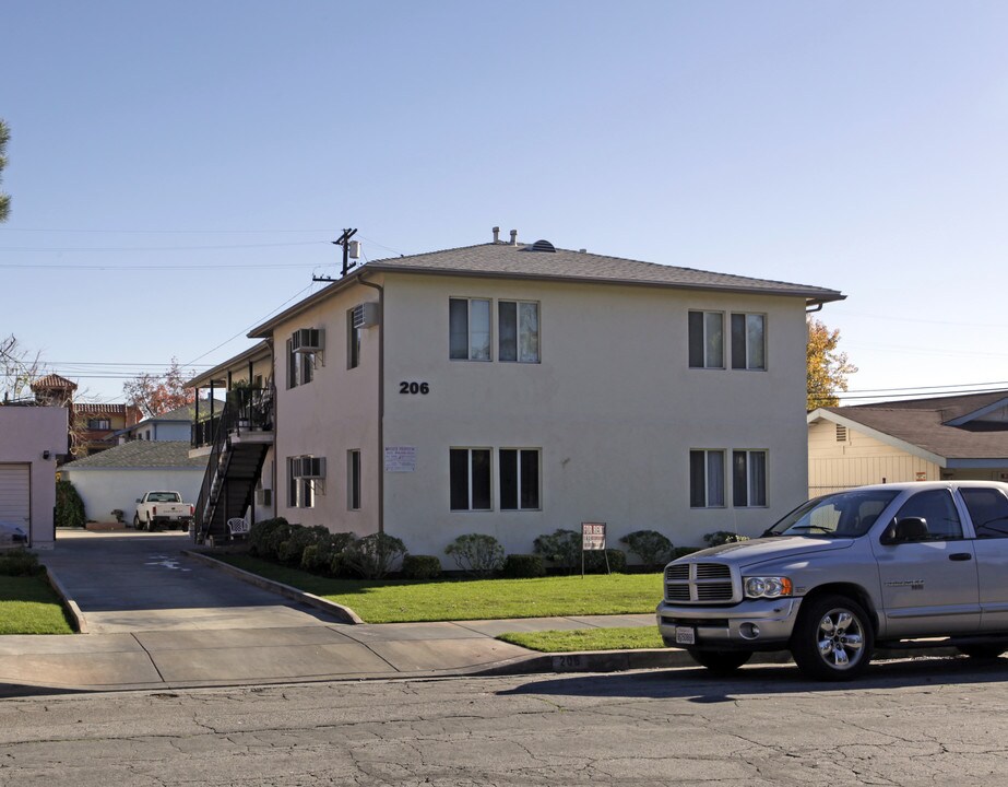 206 Harps St in San Fernando, CA - Foto de edificio