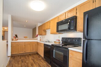 Lexington Townhomes and Apartments in Roseville, MN - Foto de edificio - Building Photo