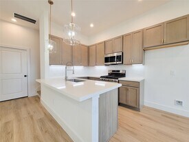 1542 W Tidwell Rd in Houston, TX - Building Photo