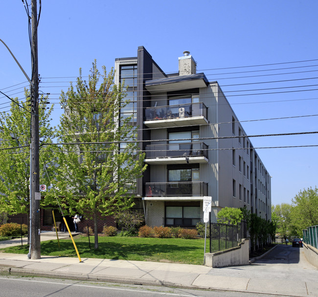 418 Dawes Rd in Toronto, ON - Building Photo - Primary Photo