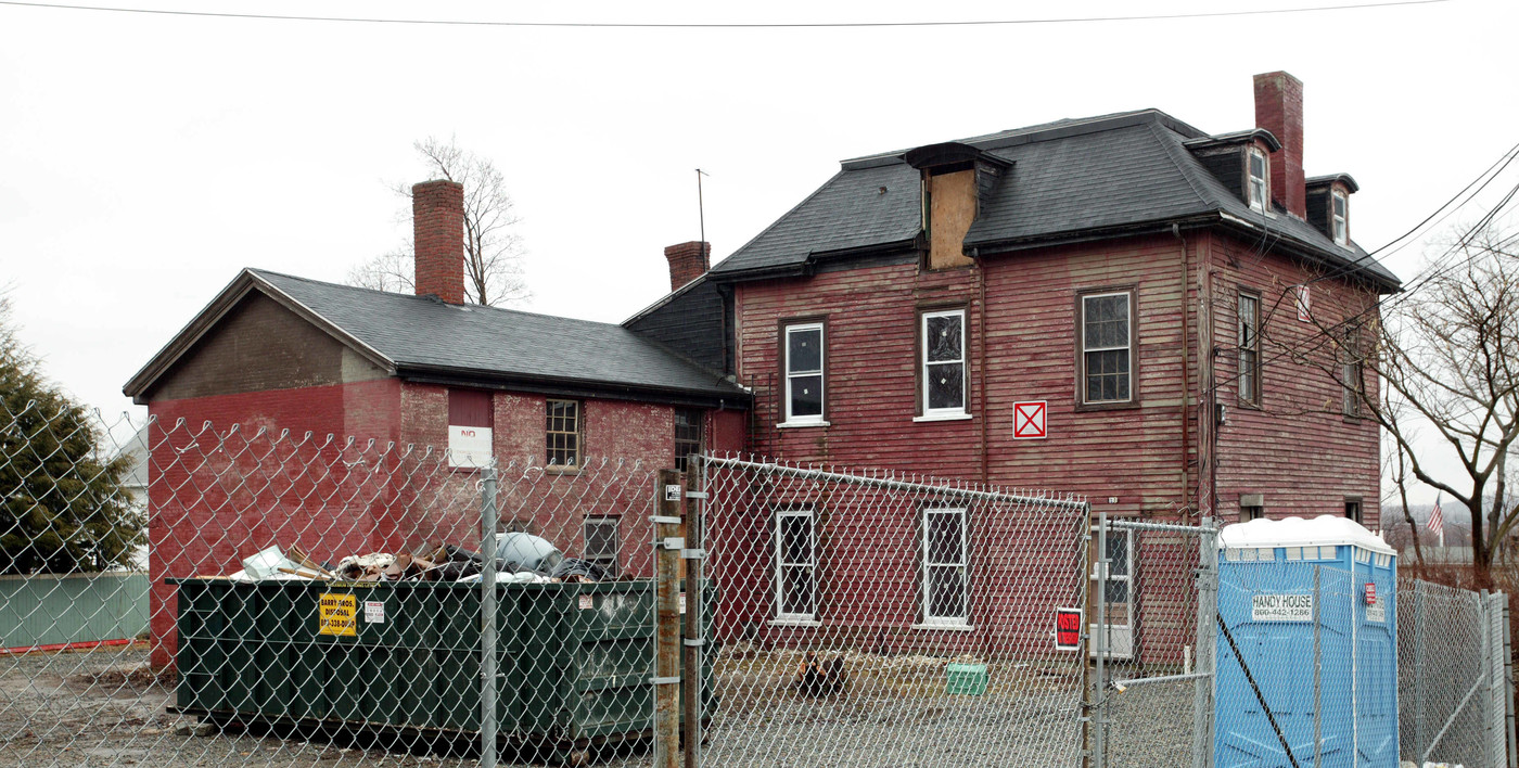 11 Chapman St in Watertown, MA - Building Photo