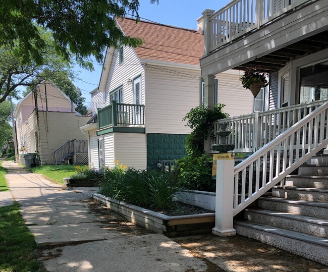 1873 N Astor St in Milwaukee, WI - Building Photo - Building Photo
