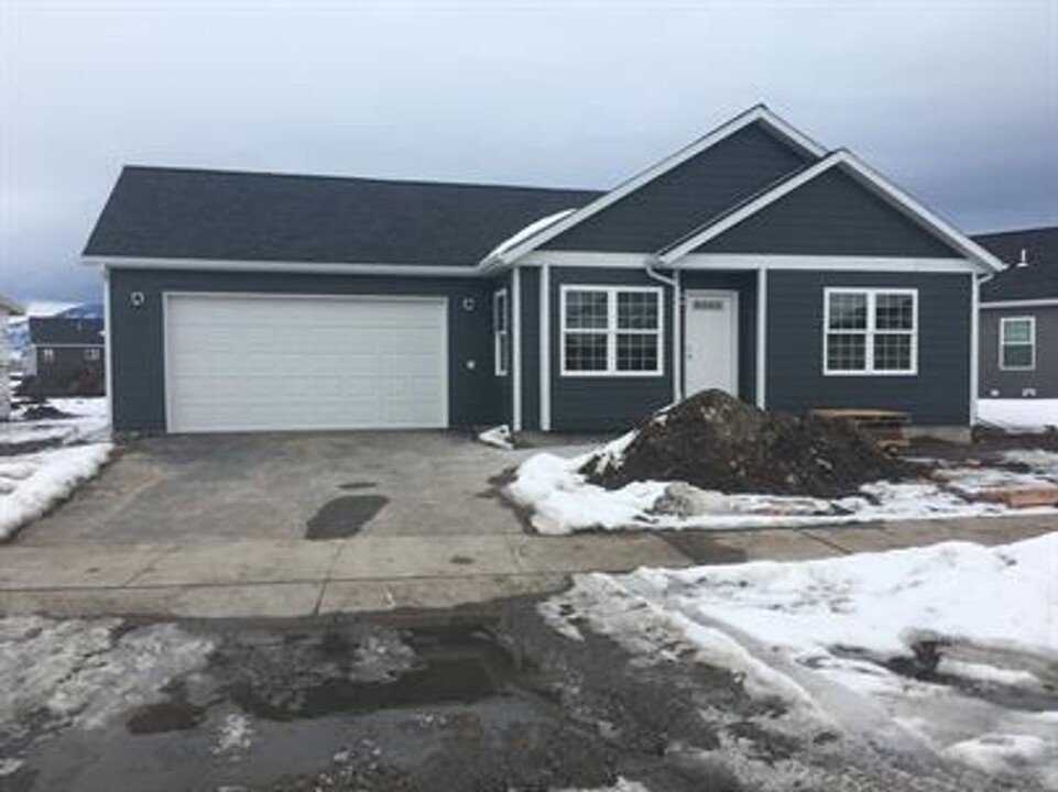 2321 Sturnella Ln in Belgrade, MT - Building Photo