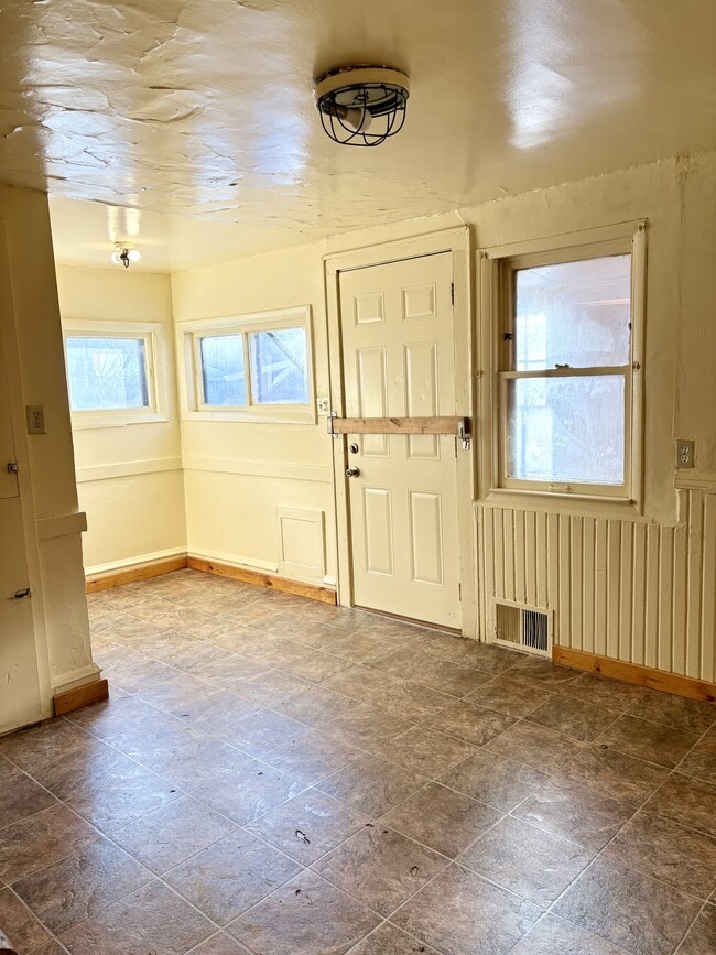 property at 207 E Burleigh St