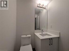 498 Plains Rd E in Burlington, ON - Building Photo - Building Photo