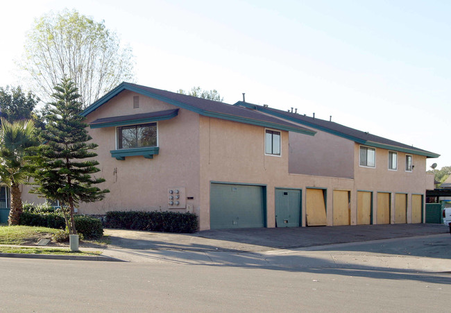 24512 Bendricon Ln in Lake Forest, CA - Foto de edificio - Building Photo