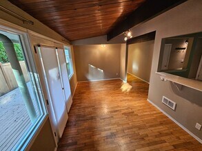 8827 116th Ave SE in Newcastle, WA - Building Photo - Building Photo