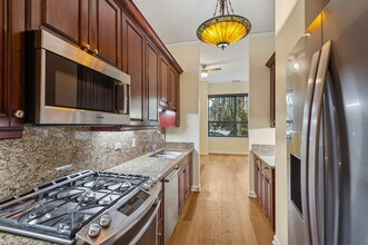 201 N Westshore Dr in Chicago, IL - Building Photo - Building Photo