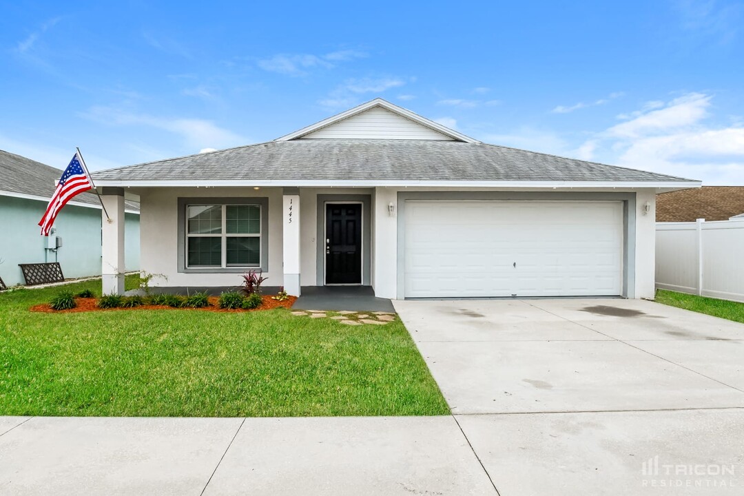 1445 Blossom Bayou Cir in Ruskin, FL - Foto de edificio