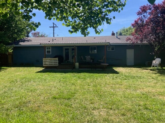 2611 Madison St in Klamath Falls, OR - Building Photo - Building Photo