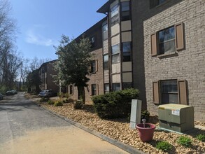 Virginia Manor Apartments in McKeesport, PA - Foto de edificio - Building Photo