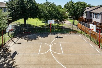 Centerville Pointe Apartments in Garland, TX - Building Photo - Building Photo