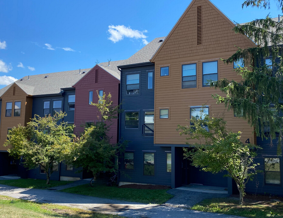 Redstone Commons; Student Housing in Burlington, VT - Foto de edificio