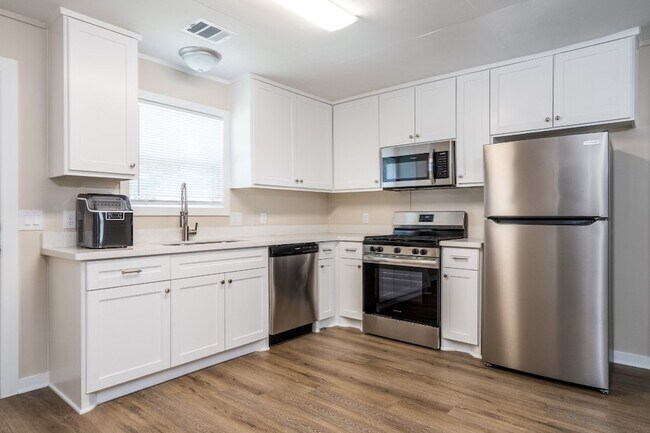 605 Hospital St in Tomball, TX - Foto de edificio - Building Photo