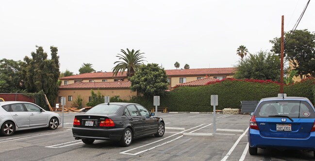 3030 Shrine Place in Los Angeles, CA - Foto de edificio - Building Photo