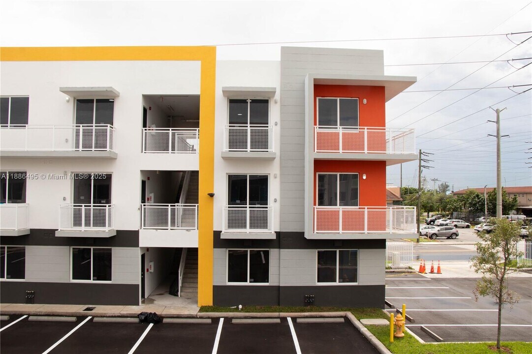 1453 W 29th St in Hialeah, FL - Foto de edificio